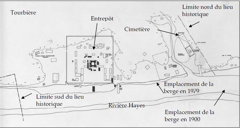 Carte aérienne simple de l’emplacement de York Factory. La rivière Hayes est représentée au bas de la carte. La limite sud du site est indiquée en bas à gauche de la carte, et la limite nord, en haut à droite. L’entrepôt est situé un peu à gauche de la carte parmi d’anciens bâtiments qui n’existent plus aujourd’hui. Un cimetière se trouve à sa droite. Pour illustrer l’érosion, des flèches indiquent le bord de la berge en 1900 et en 1979.