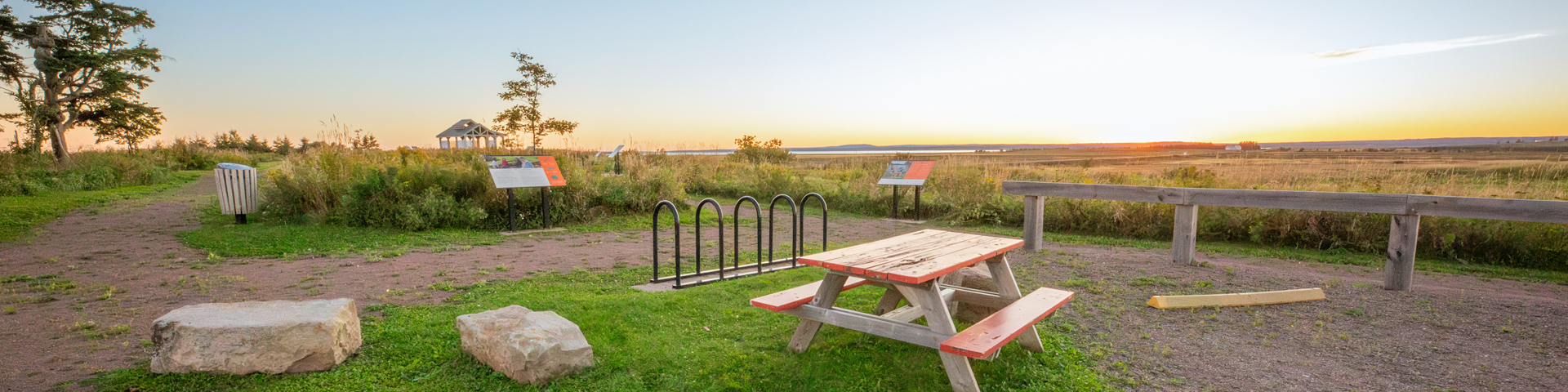 Une table de pique-nique, des sentiers et un parc d'observation dans un grand environnement.