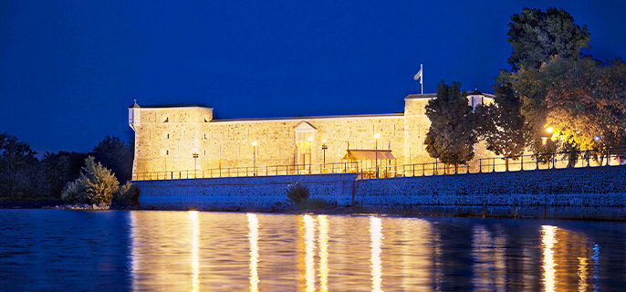 Vue de la rivière Richelieu et du lieu historique national du Fort-Chambly à la tombée de la nuit.