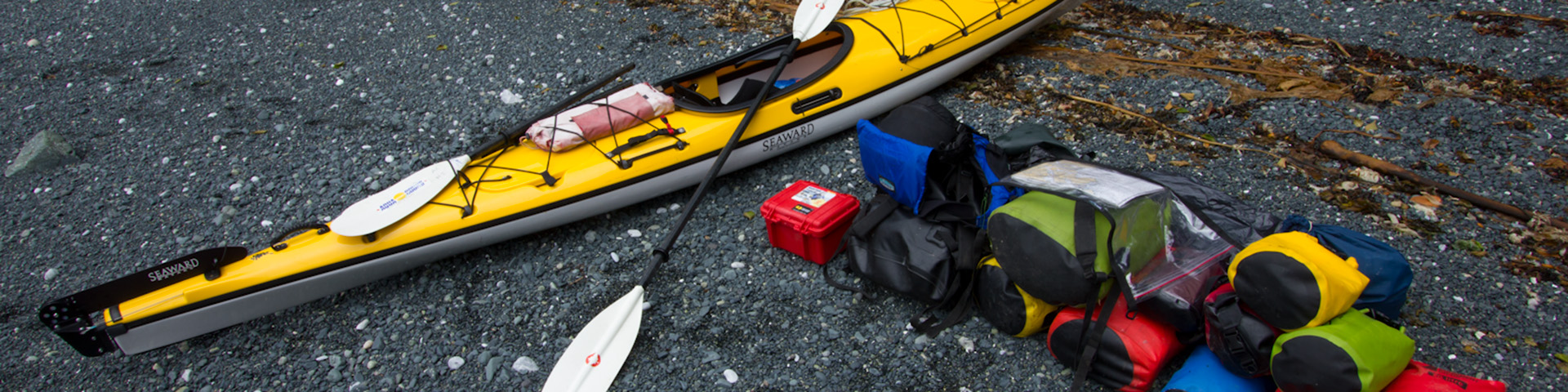Kayak et matériel sur la plage
