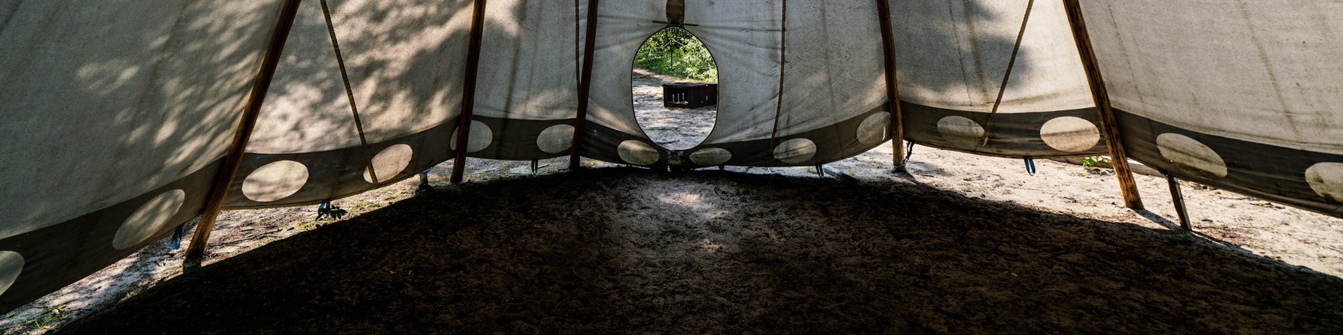 L'intérieur d'un camp anishinaabe