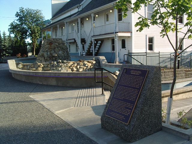 Plaque commémorative en bronze devant un bâtiment