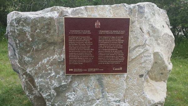 Plaque commémorative installée sur un rocher