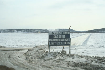 Une route de glace traversant le Mackenzie