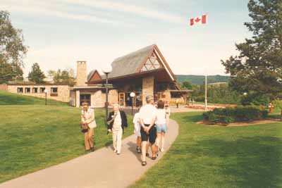 Vue générale d'un édifice et des visiteurs