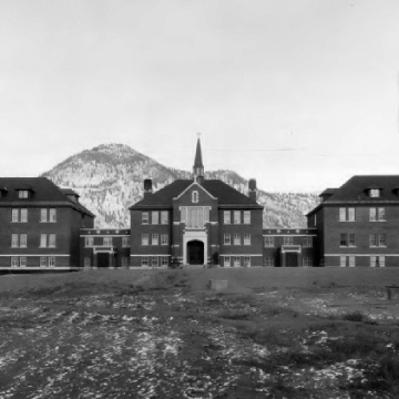 Un grand édifice et des montagnes en arrière plan