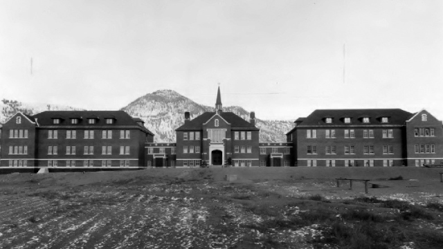 Photographie en noir et blanc de la façade de l'ancien pensionnat indien de Kamloops, Colombie-Britannique, vers 1930