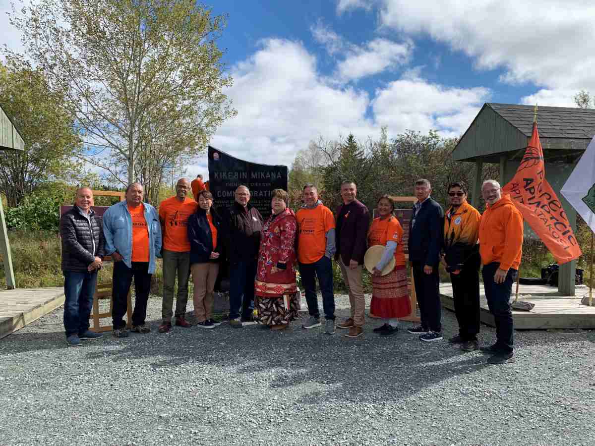 Un groupe au dévoilement de la plaque de la Commission des lieux et monuments historiques du Canada pour le pensionnat indien d’Amos à Saint-Marc-de-Figuery, Québec