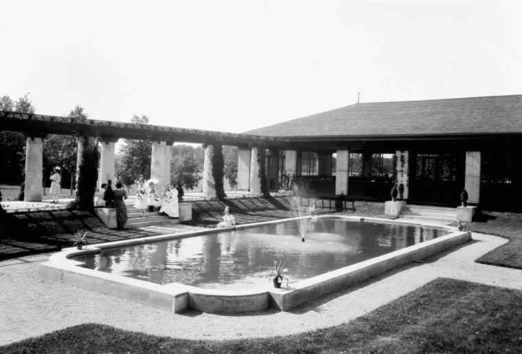 A court and fountain in the Assiniboine Park Pavilion.
