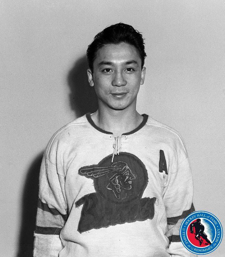 Une photo historique en noir et blanc d'un joueur de hockey