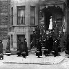 Photo en noir et blanc d'un groupe de femmes devant un immeuble