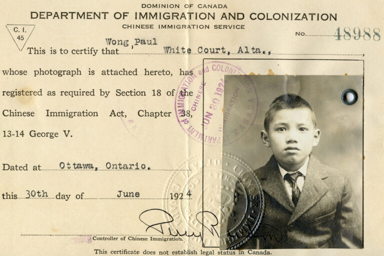 Document d'immigration historique incluant la photo et les informations d'un enfant