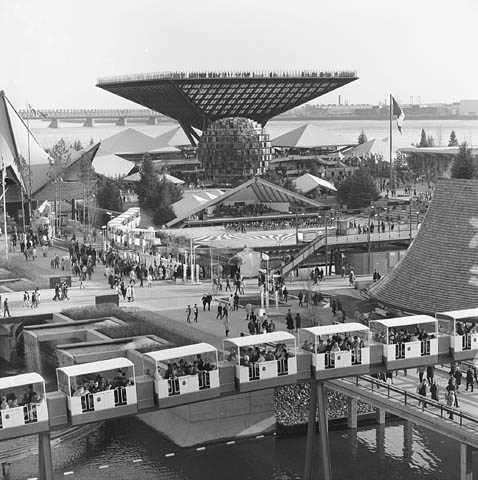 Foule devant le pavillon du Canada à l'Expo 67, Montréal, 1967