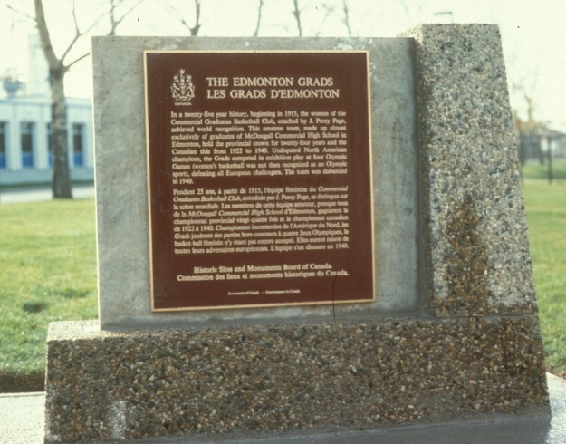 Une plaque commémorative en bronze sur un socle en pierre