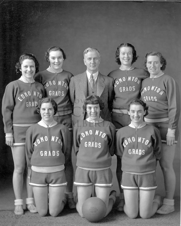 Photo en noir et blanc d'un groupe de femmes et un ballon de basketball