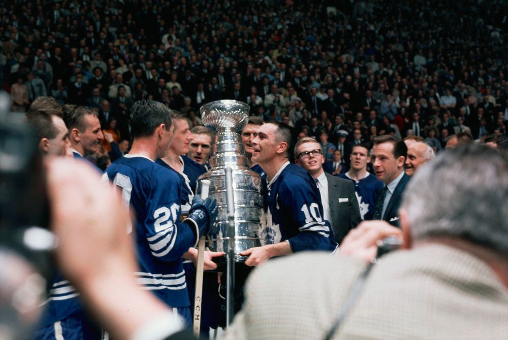 Joueurs de hockey tiennent un trophée