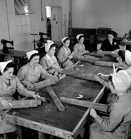 Women at Defence Industries Limited bundling cordite for a naval shell, Montréal, 1944