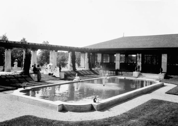 Black and white photo of a fountain in an outdoor location