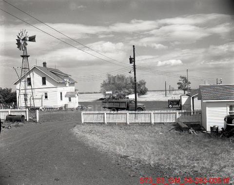 Ferme dans les Prairies rurales des années 1950 avec poteaux et installations électriques