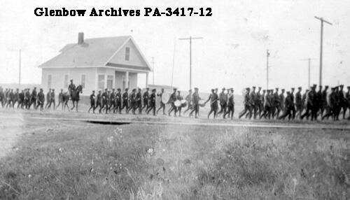 Army personel group walkin in a line, 1915