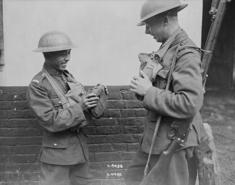 Photo en noir et blanc de deux soldats en uniformes se souriant