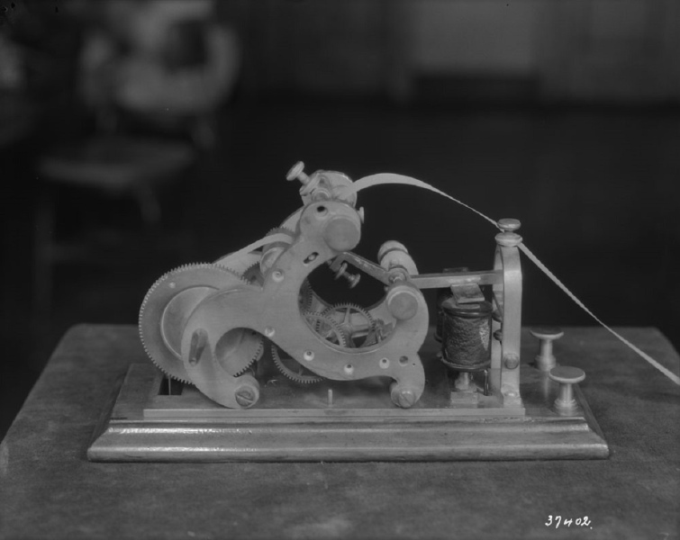 Photographie historique d'un télégraphe