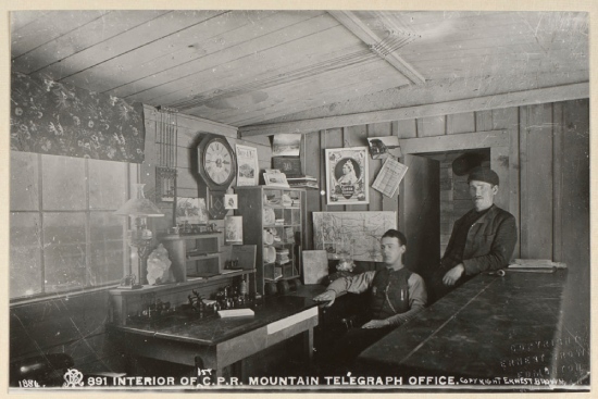Intérieur d'un bureau de télégraphe