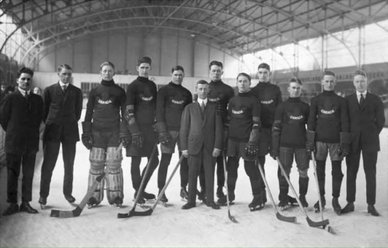 Group of hockey players posing for the photo on ice