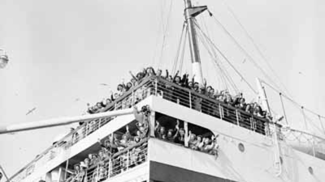 Un grand nombre de femmes se tiennent sur le pont d'un navire