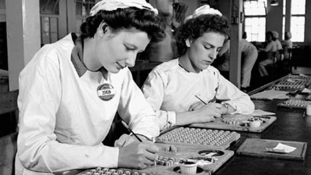 Deux femmes travaillent dans une usine, 1944