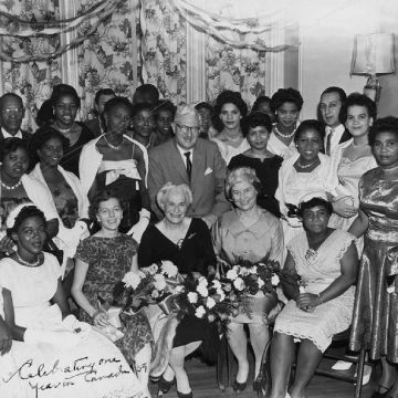 Un groupe de personnes se tenant toutes ensemble