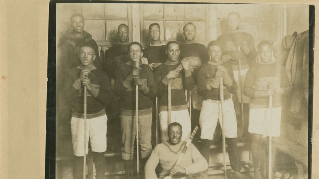 L'équipe de hockey des Sea-Sides, chaque jouer portant des gants et tenant un bâton