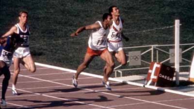 Plusieurs hommes participent à une course à pieds