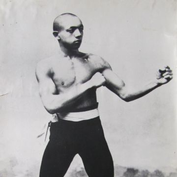 Portrait d'un homme en noir et blanc