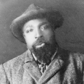 Portrait d'un homme en noir et blanc