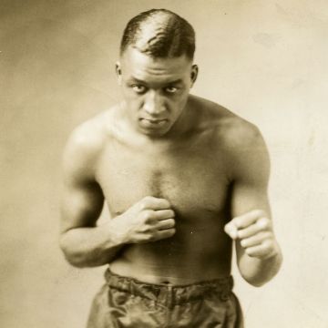 Portrait d'un homme en noir et blanc