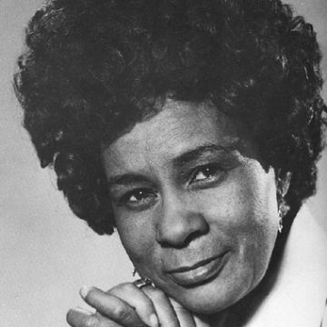 Photographie en noir et blanc d'une femme