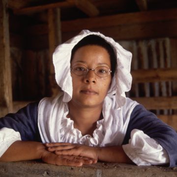Une femme en costume historique