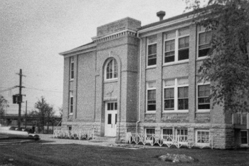 Photo en noir et blanc d'un large édifice