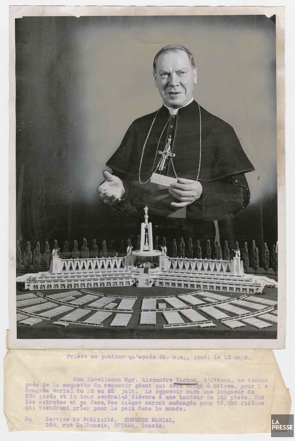 Carte postale mettant en vedette Monseigneur Alexandre Vachon, montrant le Reposoir du Congrès Marial, 1848