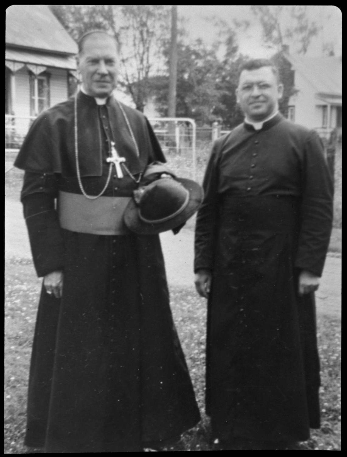 Monseigneur Alexandre Vachon, évêque d'Ottawa, avec une autre personne, 1947