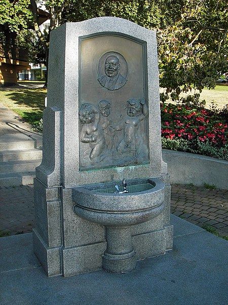 Une fontaine à boire dans un parc