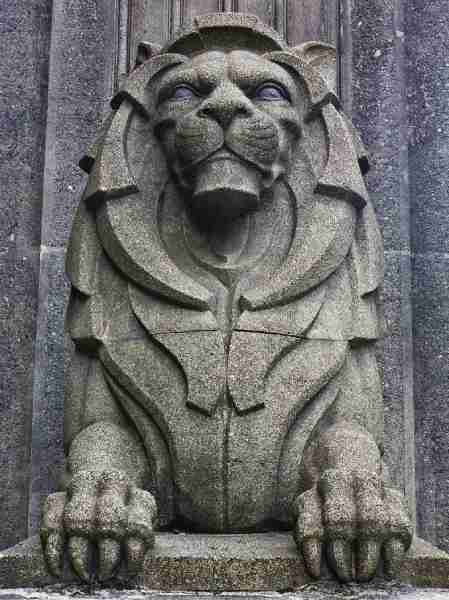 Une sculpture de lion