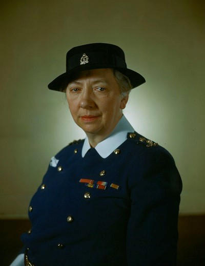Portrait d'une femme portant un uniforme