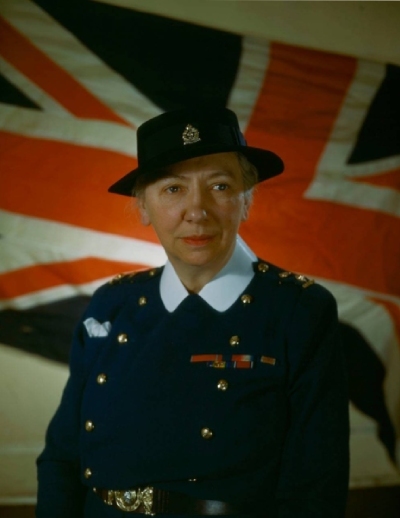 Portrait d'une femme portant un uniforme