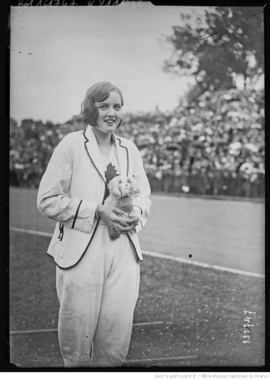 Photo en noir et blanc d'une femme debout tenant une peluche
