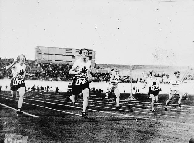 Photo en noir et blanc d'une femme pendant une course à pieds