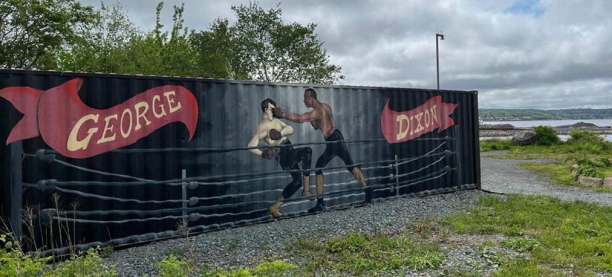 Photo d'une murale peinte sur un conteneur de deux boxeurs