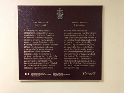Plaque commémorative en bronze sur un mur