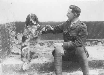 Photo historique d'une homme et d'un chien assis